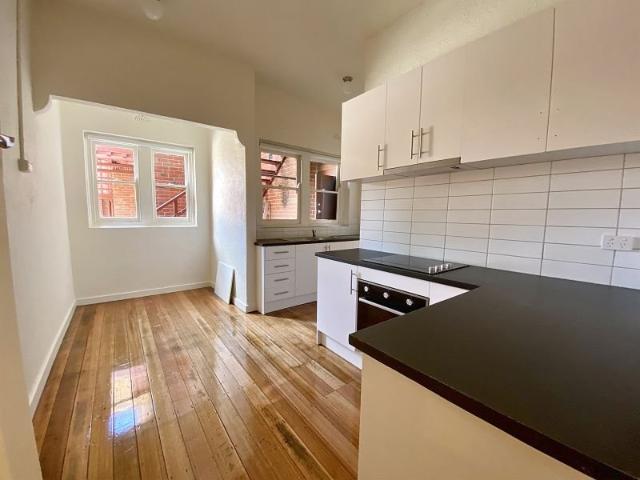 Beautifully renovated Art Deco apartment in Glen Huntly Location