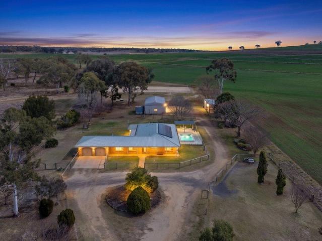 Beautifully renovated brick home with boutique horse facilities just outside Allora!