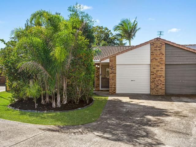 beautifully renovated duplex – prime helensvale location!