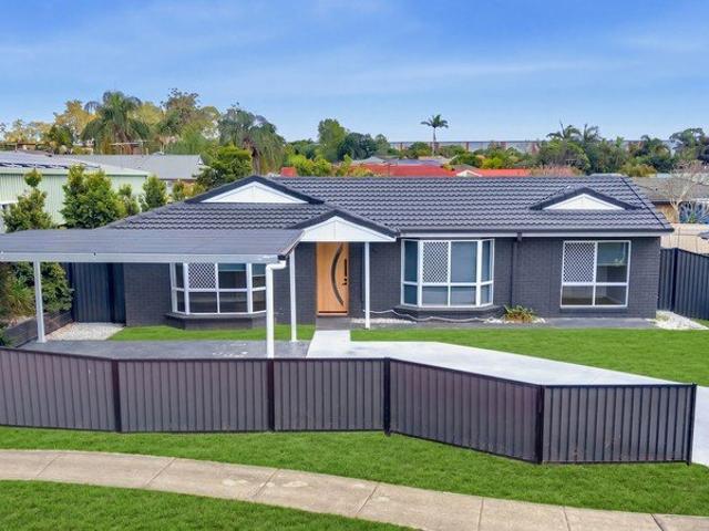 Beautifully Renovated Family Entertainer on 600m²