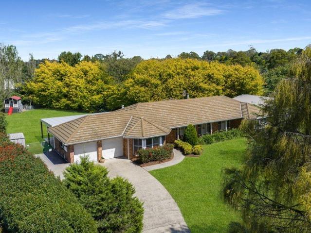 Beautifully Renovated Family Living in a Peaceful Cul de Sac