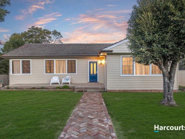 Beautifully renovated from front to back, easy stroll to Green Hills