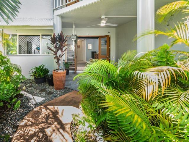 BEAUTIFULLY RENOVATED & FULLY FURNISHED METRES FROM THE CORAL SEA