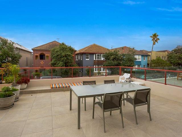 Beautifully renovated & fully furnished 2 bedroom apartment in coveted North Bondi position!