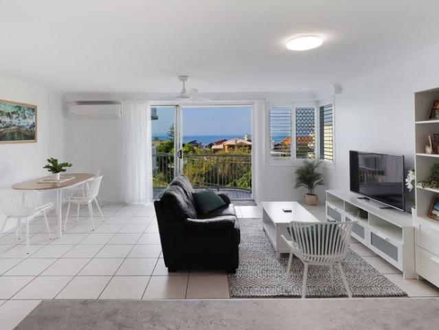 BEAUTIFULLY RENOVATED & FURNISHED COASTAL UNIT IN PRIME CALOUNDRA LOCATION