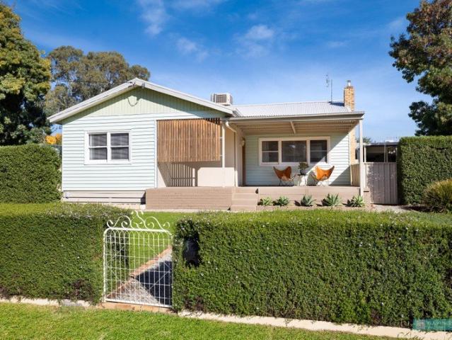 Beautifully renovated home in the highly sought after Spring Gully locale The Entertainer