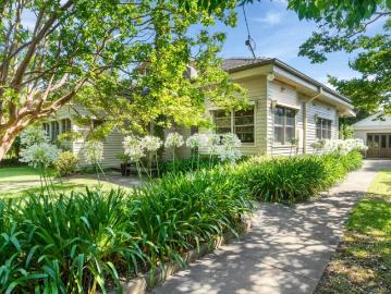 Beautifully Renovated Home Overlooking Seven Creeks