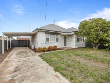 Beautifully Renovated Ideal 1st Home or Investment