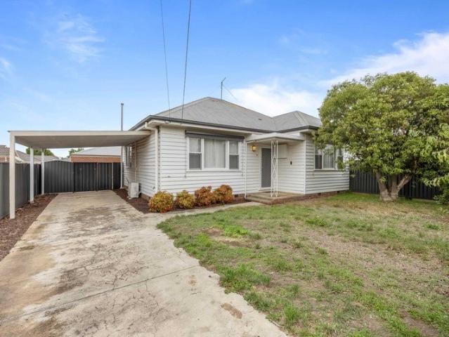 Beautifully Renovated Ideal 1st Home or Investment
