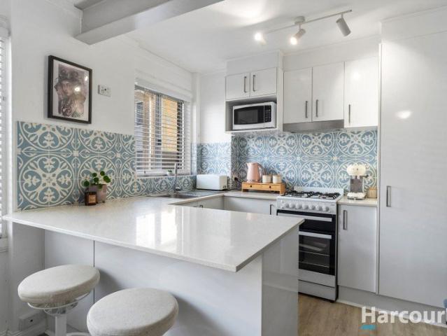 Beautifully renovated one bedroom apartment, 700m to beaches