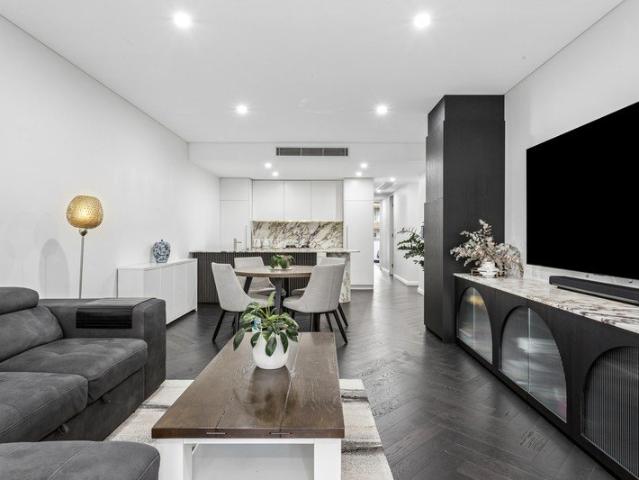 Beautifully renovated, modern beachside apartment