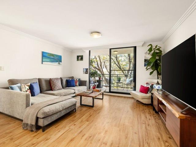 Beautifully Renovated North Facing Apartment with Rooftop Pool and City Views