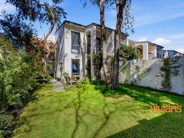BEAUTIFULLY RENOVATED NORTH FACING 3BR TOWNHOUSE