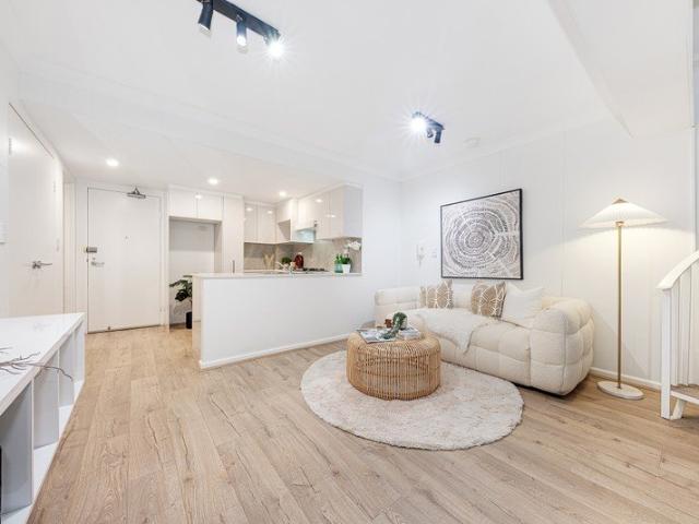 Beautifully renovated New York loft style apartment walk to Crows Nest village