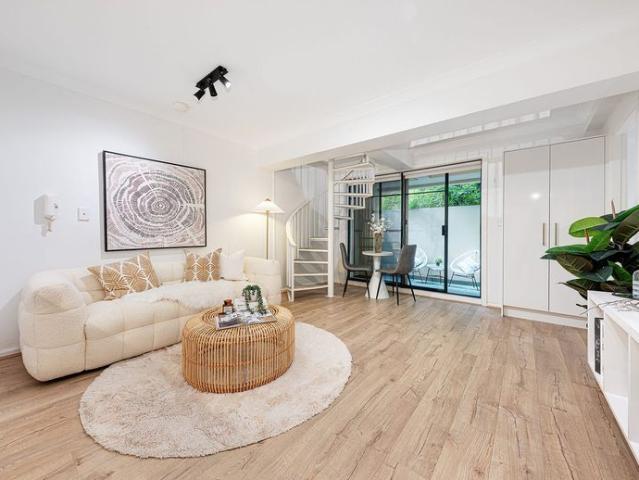 Beautifully renovated New York loft style apartment walk to Crows Nest village