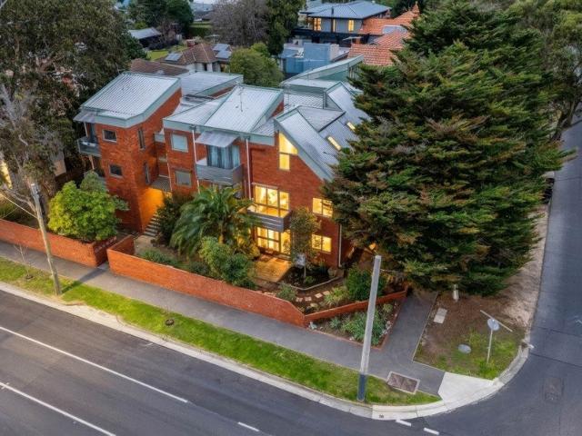 Beautifully Renovated Split Level Sanctuary