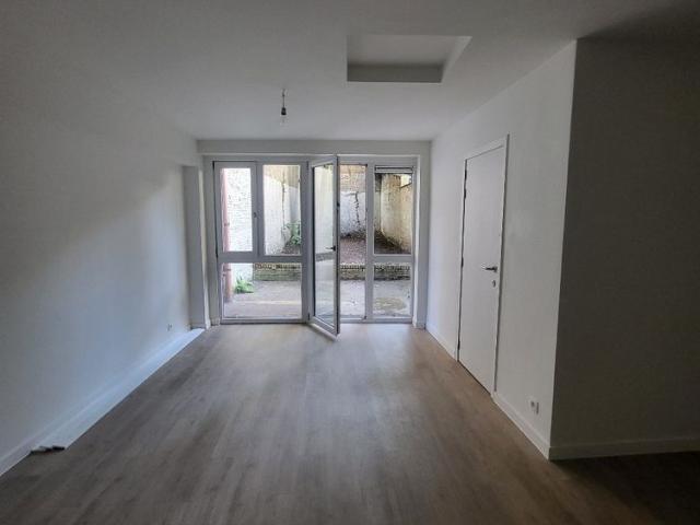 Beautifully renovated studio with large garden AVAILABLE IMMEDIATELY