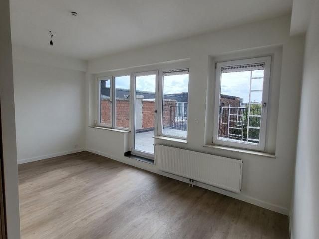 Beautifully renovated studio with spacious terrace IMMEDIATELY AVAILABLE
