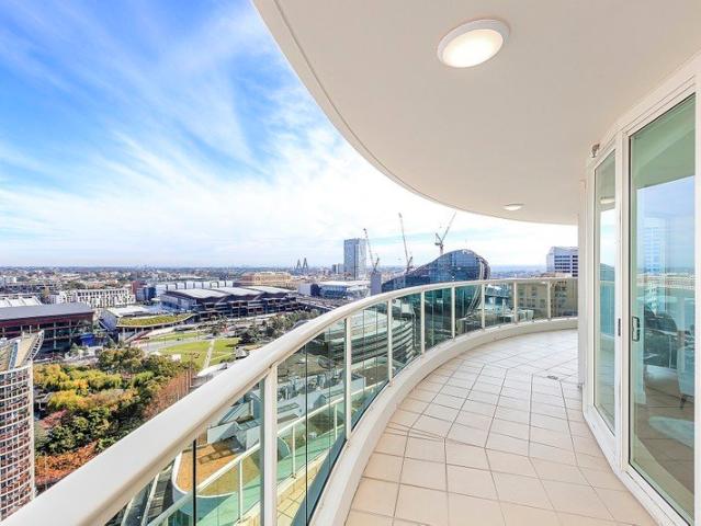 BEAUTIFULLY RENOVATED RESIDENCE WITH PANORAMIC CITY & DARLING HARBOUR VIEWS
