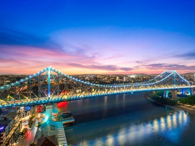 Beautifully Renovated Riverfront Apartment with Spectacular Story Bridge Views!