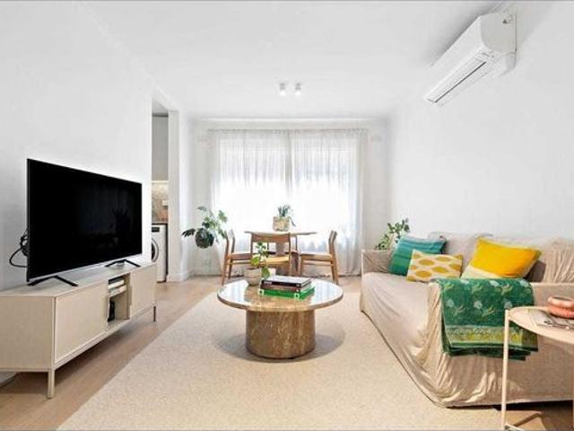 Beautifully Renovated Windsor Apartment in an Unbeatable Lifestyle Location