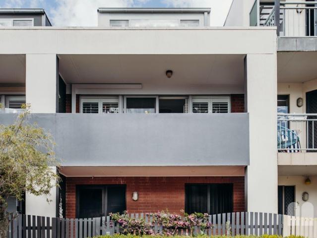 Beautifully renovated townhouse by the water