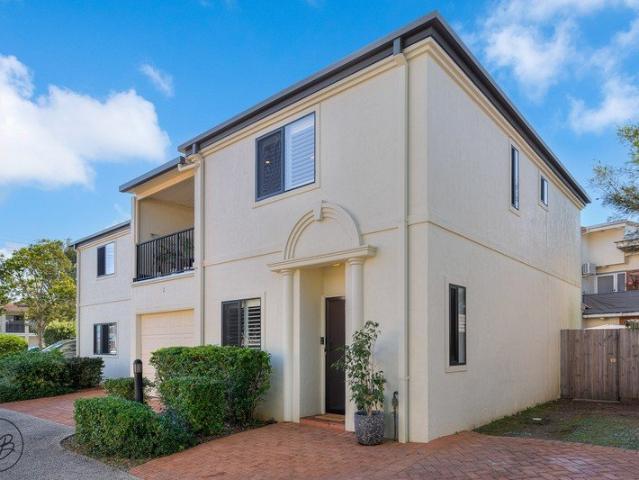 BEAUTIFULLY RENOVATED TOWNHOUSE IN A QUIET, CONVENIENT CLEVELAND LOCATION