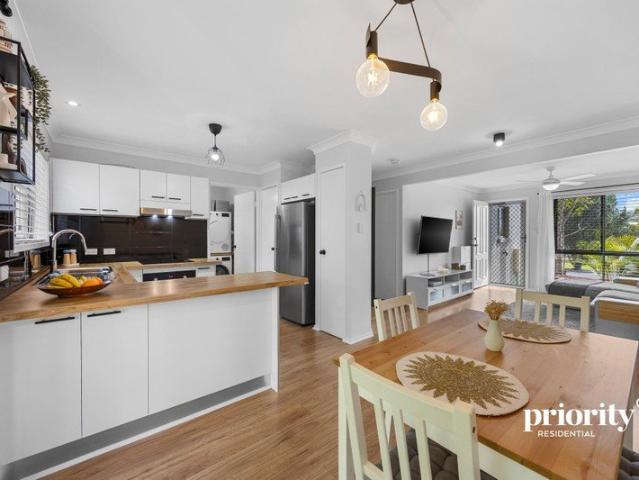 Beautifully renovated townhouse in the sought after Moreton Domain