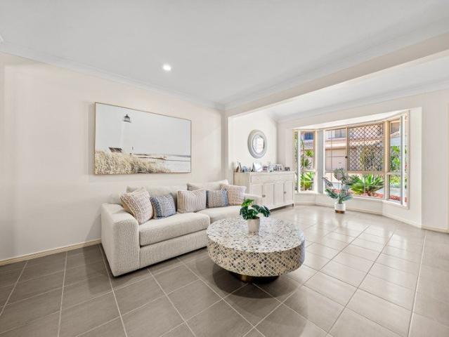 Beautifully Renovated Townhouse with Exceptional Outdoor Entertaining!
