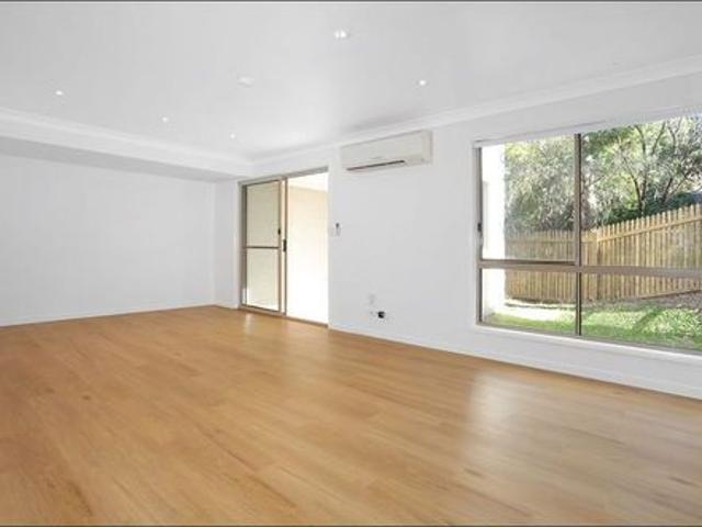 Beautifully Renovated Townhouse with Seamless Indoor Outdoor Living