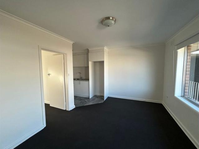 Beautifully Renovated Top Floor Apartment – Walk to the Beach