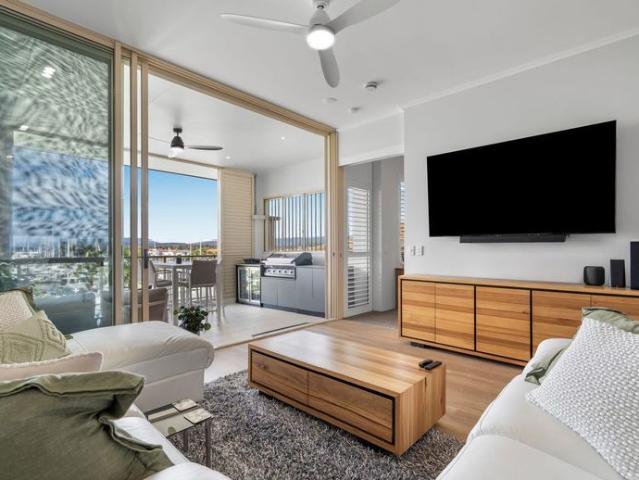 Beautifully Renovated Top Floor Apartment With Magnificent Views