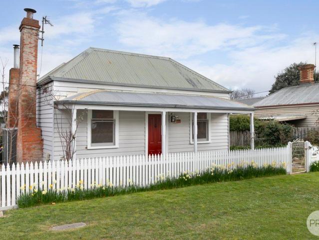 BEAUTIFULLY RENOVATED TWO BEDROOM HOME SO CLOSE TO CBD