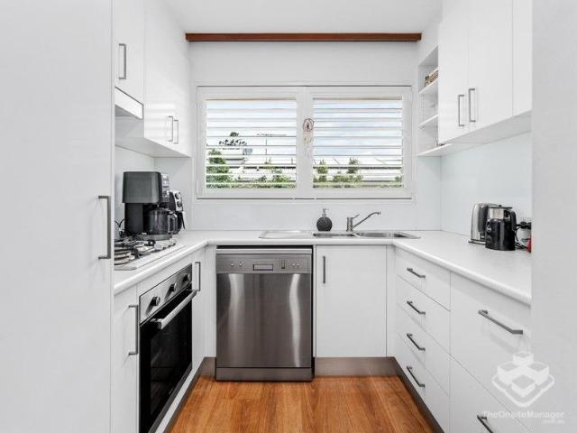 Beautifully Renovated Two Bedroom Unit in Convenient Coorparoo