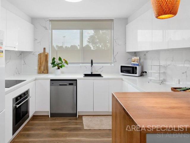 Beautifully Renovated Unit in a Prime St Albans Location