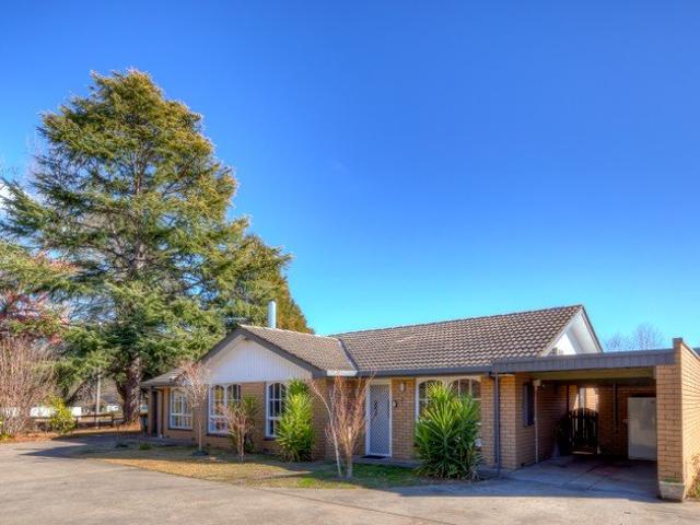 Beautifully Renovated Unit in Bright
