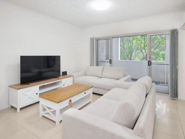Beautifully Refurbished Furnished 2 Bedroom Apartment in a Prime Location