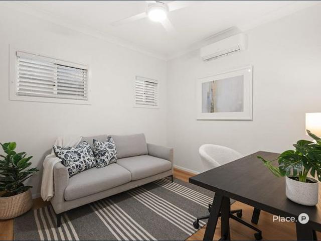Beautifully Refurbished Queenslander with Exceptional Family Space!
