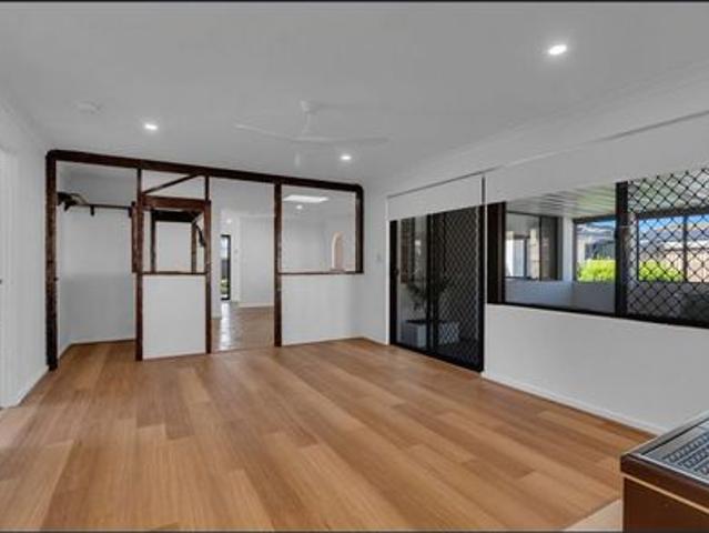 BEAUTIFULLY REFRESHED 4x2 HOUSE WITH A POOL!
