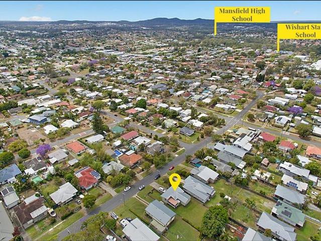 Beautifully Refreshed Family Home in Mansfield State High & Wishart State School Catchments