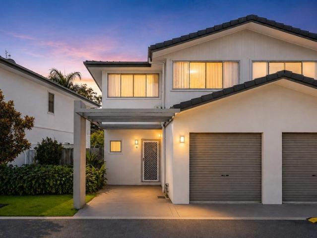 Beautifully Refreshed Family Townhouse in Merrimac