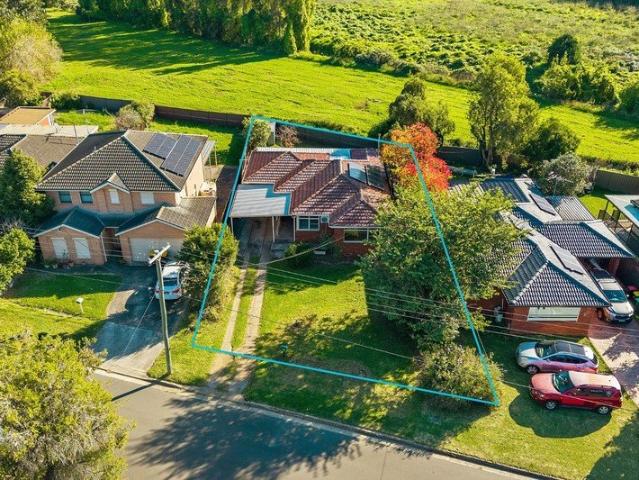 Beautifully Refreshed R3 Zoned Family Home