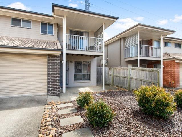 Beautifully Refreshed Townhome Steps from the Pool!