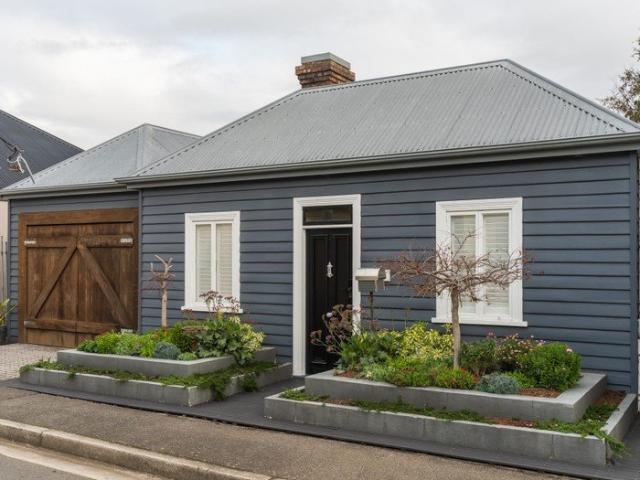 Beautifully restored cottage, vaulted ceilings, private courtyard and walkable CBD location