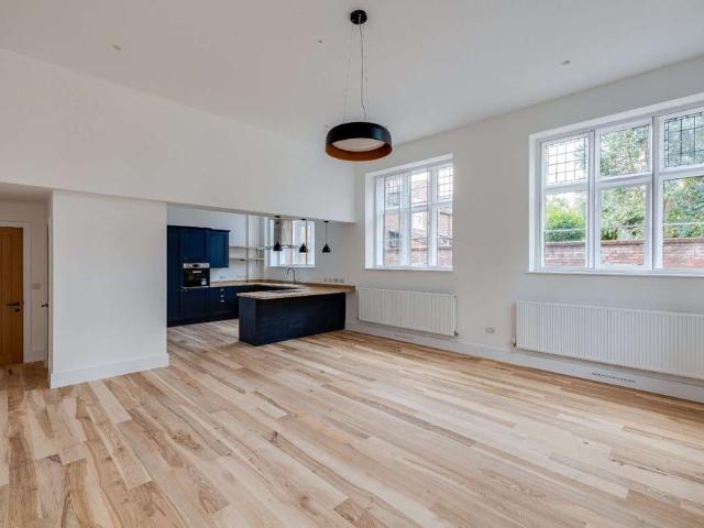 Beautifully restored lateral apartment offering exceptional space and timeless design