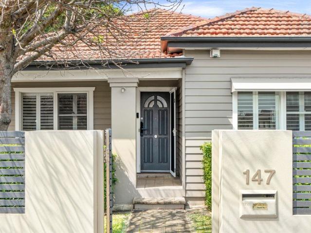 Beautifully resolved single level living in a leafy setting
