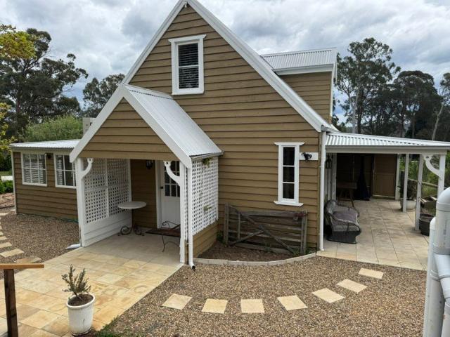 Beautifully Styled Split Level Country Cottage Furnished 2 Bedroom Retreat