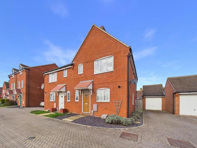 Beauty Bank, Evesham 3 bed semi detached house to rent £1,295 pcm £299 pw