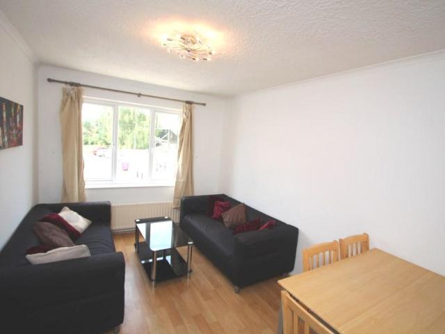Beauty on the Outside, 162 Chiltern Drive, London, KT5 8LS, United Kingdom | 5 bed apartment for rent #117574622 | Rentberry