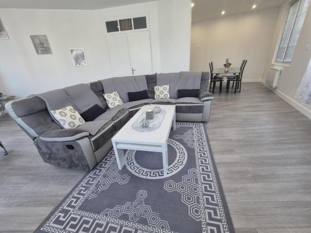 Beauvais Proche gare SNCF Appartement duplex en centre ville avec 2 parking, cours !